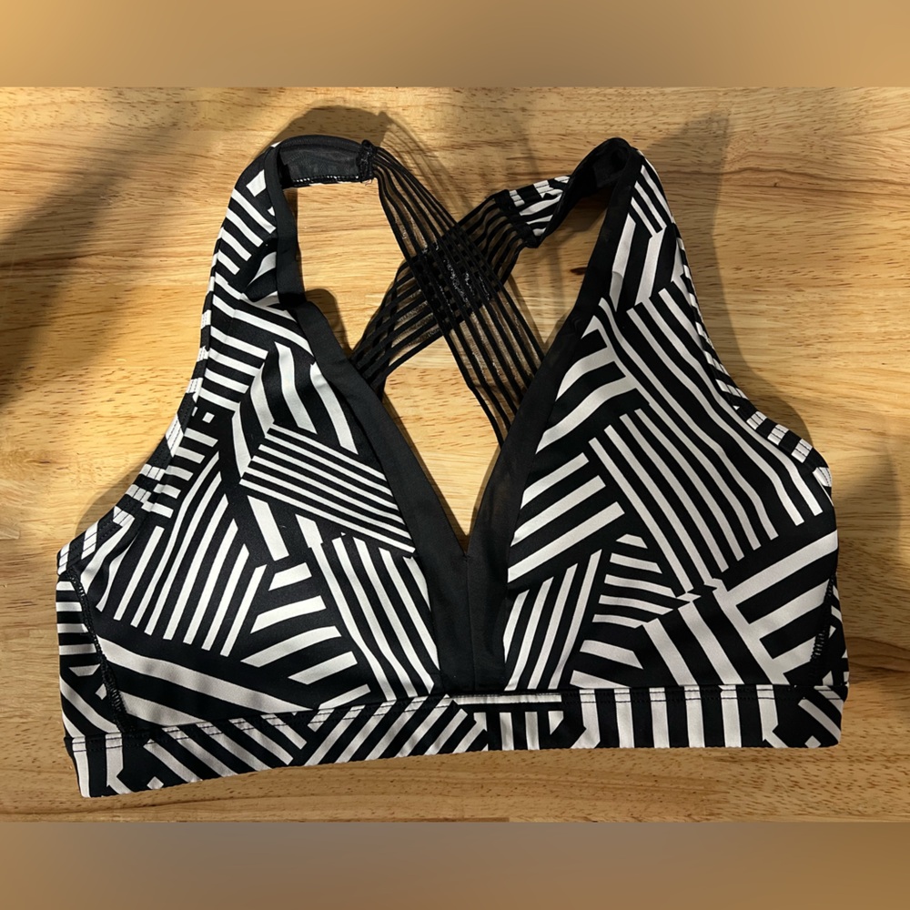 Victoria Sport Black and White Geometric Sports Bra